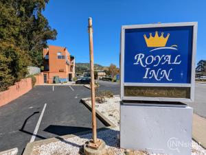 znak dla królewskiego zajazdu na parkingu w obiekcie Royal Inn w mieście South San Francisco