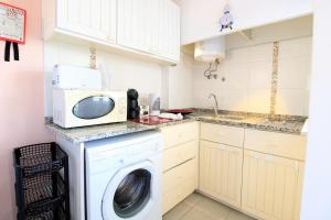 Dapur atau dapur kecil di Praia da Rocha Balcony by Homing