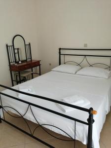 Posteľ alebo postele v izbe v ubytovaní Philoxenia Apartments II