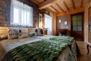 Ένα ή περισσότερα κρεβάτια σε δωμάτιο στο Floreu de Remis casa