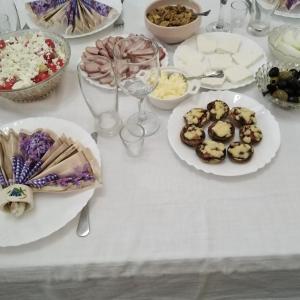 une table blanche avec des assiettes de nourriture dans l'établissement Country house Dunjin Konak, à Rogljevo