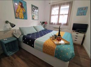 um quarto com uma cama grande e uma televisão em CHECK-IN CASAS La casa de Teresa em Benasque