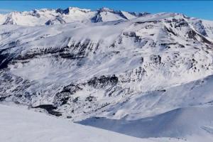 een berg bedekt met sneeuw bij CHECK-IN CASAS La casa de Teresa in Benasque