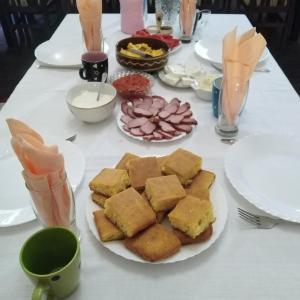 Rogljevo的住宿－Country house Dunjin Konak，一张白色桌子,上面放着食物板