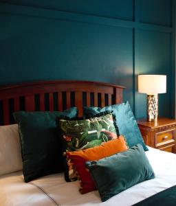 Una cama con un montón de almohadas. en Lizzys Little Kitchen Town Accommodation en Listowel