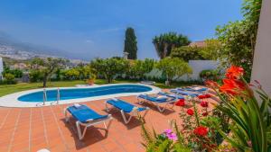Bazén v ubytovaní Villa Angeles Nerja by Ruralidays alebo v jeho blízkosti
