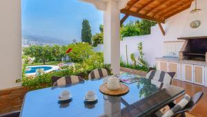 Bazén v ubytovaní Villa Angeles Nerja by Ruralidays alebo v jeho blízkosti