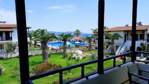 Bazén v ubytování Assa Maris Beach Hotel nebo v jeho okolí