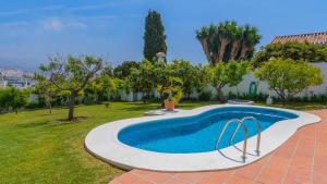 Bazén v ubytovaní Villa Angeles Nerja by Ruralidays alebo v jeho blízkosti