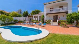 Bazén v ubytovaní Villa Angeles Nerja by Ruralidays alebo v jeho blízkosti