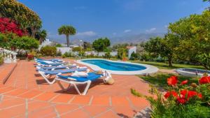 Bazén v ubytovaní Villa Angeles Nerja by Ruralidays alebo v jeho blízkosti