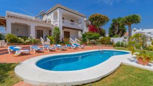 Bazén v ubytovaní Villa Angeles Nerja by Ruralidays alebo v jeho blízkosti