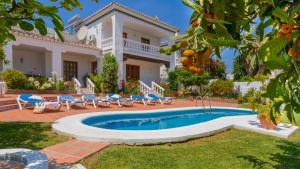 Bazén v ubytovaní Villa Angeles Nerja by Ruralidays alebo v jeho blízkosti
