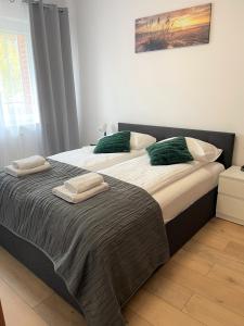 dwa łóżka ustawione obok siebie w sypialni w obiekcie AL-DOM Apartament Ogrodowa Bocianie Gniazdo z garażem w Kołobrzegu