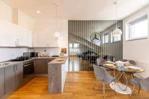A cozinha ou cozinha compacta de Apartments Adversarium