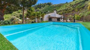 Bazén v ubytovaní Cortijo Baeza Torrox by Ruralidays alebo v jeho blízkosti