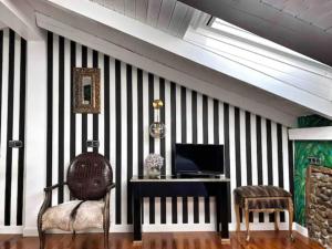 Televízia a/alebo spoločenská miestnosť v ubytovaní Moderno Dúplex para 3 en Centro de Bermeo con Wifi