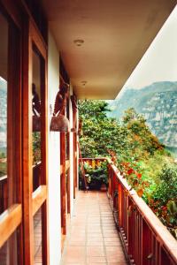 einen Balkon eines Hauses mit Bergblick in der Unterkunft Gocta Miradors Deluxe in Cocachimba