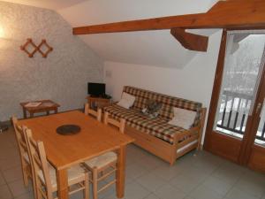 a living room with a couch and a table at Résidence Le Martinan in Saint-Colomban-des-Villards