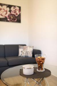 salon ze stołem i kanapą w obiekcie Apartman Ruza w Krku
