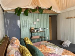 sypialnia z łóżkiem z baldachimem w obiekcie Luxury Suite w mieście Heerewaarden