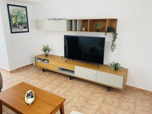 TV a/nebo společenská místnost v ubytování Anacasa Bullent Playa Rabdells AP361