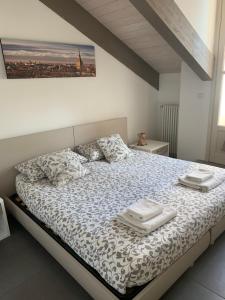 ein Schlafzimmer mit einem Bett mit Handtüchern darauf in der Unterkunft Nonno Pinin in Turin