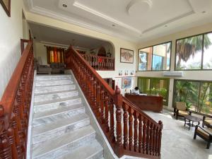 - un escalier dans une maison avec hall dans l'établissement Veronica Guest House, à Lomé