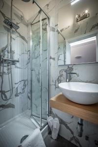 een badkamer met een wastafel en een glazen douche bij Boutique Hotel Borgo in Florence