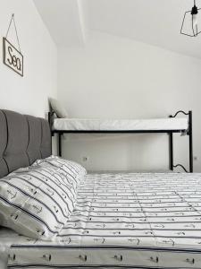 Postel nebo postele na pokoji v ubytování Apartmani Tolić