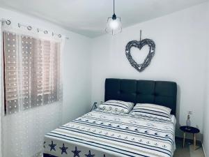 Postel nebo postele na pokoji v ubytování Apartmani Tolić