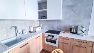 Kuchyňa alebo kuchynka v ubytovaní NA WYDMIE APARTAMENT - Rezydencja Niechorze 111