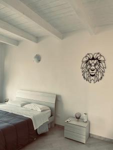 um quarto com uma cama com uma cabeça de leão na parede em CARFAGNINI ROOMS em Termoli