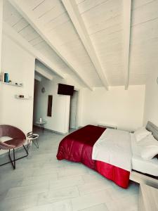 泰爾莫利的住宿－CARFAGNINI ROOMS，一间卧室配有一张带红色毯子的大床