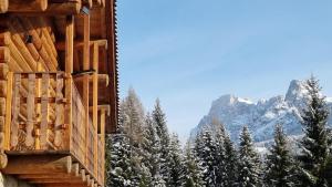 Vista generica sulle montagne o vista sulle montagne dall'interno della casa vacanze
