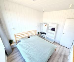 Ένα ή περισσότερα κρεβάτια σε δωμάτιο στο Lovely new 2-bedroom EV friendly apartment