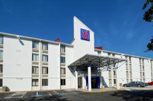 un edificio de hotel con la letra g en él en Motel 6-Springfield, DC - Washington Southwest, en Springfield