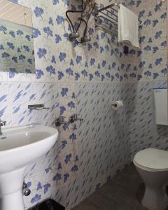 Koupelna v ubytování Kanari B&B + 19 fotografií