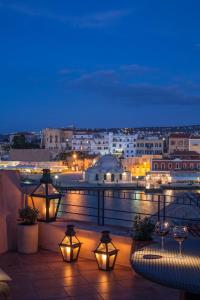 uma vista para uma cidade à noite com luzes em Casa Delfino Hotel & Spa em Chania Town