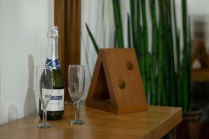 Una botella de vino y dos copas en una mesa. en Residencia Hencke Haus, en Canela