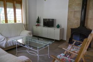 TV a/nebo společenská místnost v ubytování Chalet II con jardín y wifi en la playa