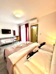 Postel nebo postele na pokoji v ubytování Residence Antiqua Rooms