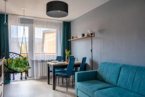 - un salon avec un canapé bleu et une table dans l'établissement Widok z Centrum, à Szklarska Poręba