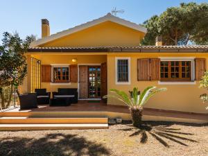 une maison jaune avec une terrasse en face de celle-ci dans l'établissement Casa Vacanze Airone, à Muravera