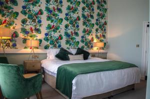 sypialnia z łóżkiem i zielonym krzesłem w obiekcie The Clock Face Prescot w mieście Prescot