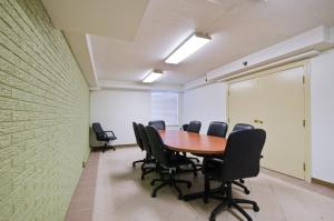 a conference room with a wooden table and chairs at Motel 6-Springfield, DC - Washington Southwest in Springfield