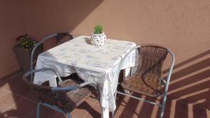 un tavolo bianco con due sedie e una pianta sopra di Apartment in Rovinj/Istrien 11703 a Štanga
