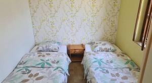 two beds sitting next to each other in a room at Le domaine du bengal 2 in Veuil