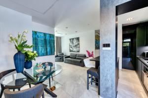 ein Wohnzimmer mit einem Glastisch und einem Sofa in der Unterkunft Apartment One B with Heated Outdoor pool in Dubrovnik
