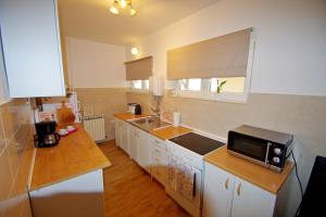 Kuchyňa alebo kuchynka v ubytovaní Apartment Suzi Valdebek